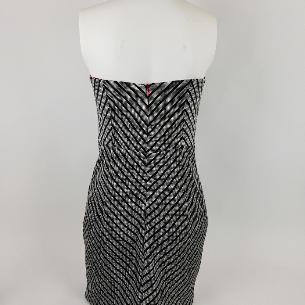 Fitted Strapless - image 3